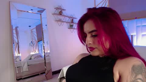 Snapshot of vaaleriee_miller_ chatting on 11.21.25 valeriee miller online show from 11.21.25