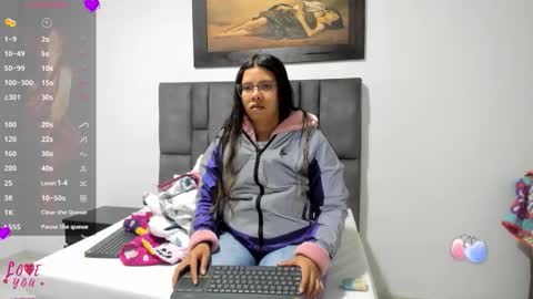 Snapshot of vahiolet_smith chatting on 04.28.26 Vahiolet smith online show from 04.28.26