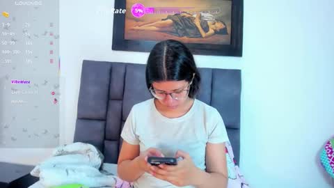Snapshot of vahiolet_smith chatting on 05.27.26 Vahiolet smith online show from 05.27.26