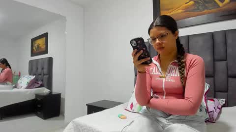 Snapshot of vahiolet_smith chatting on 06.02.26 Vahiolet smith online show from 06.02.26