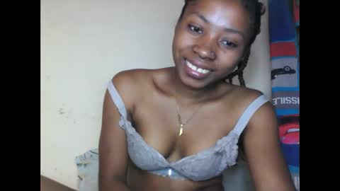 Snapshot of vailla02 chatting on 09.30.25 vailla02 online show from 09.30.25