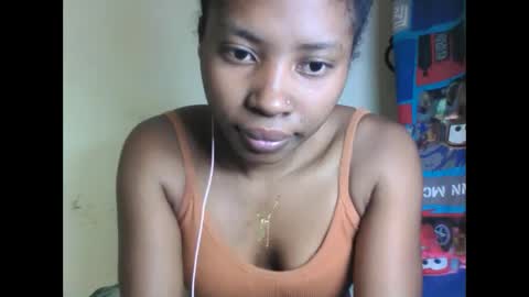 Snapshot of vailla02 chatting on 10.04.25 vailla02 online show from 10.04.25