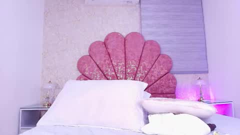 Snapshot of vaiolet_colls chatting on 02.18.26 Vaiolet colls online show from 02.18.26