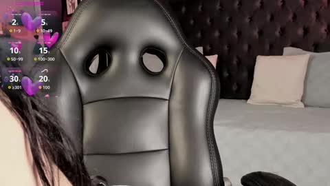 Snapshot of vaiolethsan chatting on 12.13.25 Vaioleth online show from 12.13.25