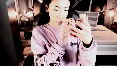 Snapshot of vaiolethsan chatting on 12.20.25 Vaioleth online show from 12.20.25