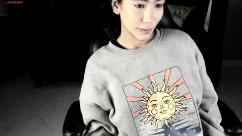 Snapshot of vaiolethsan chatting on 12.21.25 Vaioleth online show from 12.21.25