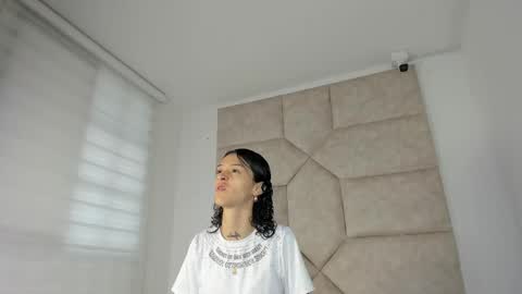 Snapshot of vaiolett_smith chatting on 09.17.25 V A I O L E T T S M I T H online show from 09.17.25