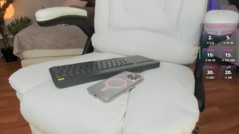 Snapshot of valentina_m17 chatting on 10.22.25 VALENTINA online show from 10.22.25