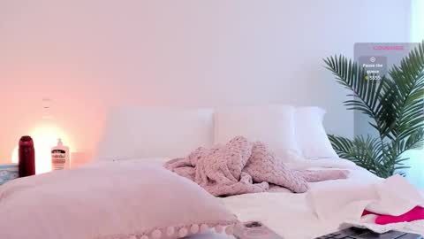 Snapshot of valentina_m17 chatting on 12.13.25 VALENTINA online show from 12.13.25