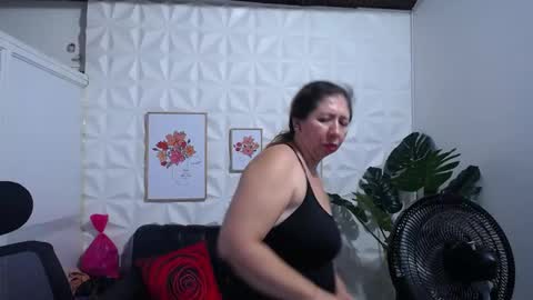 Snapshot of valentina_mature chatting on 01.29.25 Valentina online show from 01.29.25