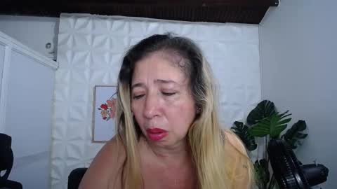 Snapshot of valentina_mature chatting on 02.01.25 Valentina online show from 02.01.25