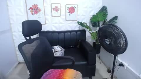Snapshot of valentina_mature chatting on 02.10.25 Valentina online show from 02.10.25