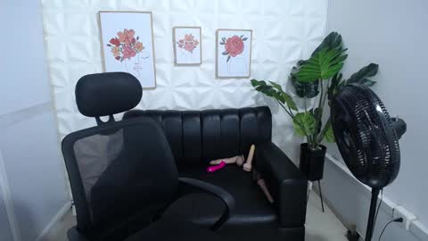 Snapshot of valentina_mature chatting on 02.12.25 Valentina online show from 02.12.25
