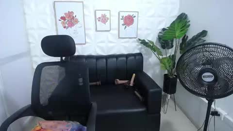 Snapshot of valentina_mature chatting on 02.13.25 Valentina online show from 02.13.25