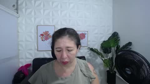 Snapshot of valentina_mature chatting on 02.14.25 Valentina online show from 02.14.25