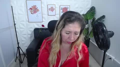 Snapshot of valentina_mature chatting on 02.15.25 Valentina online show from 02.15.25