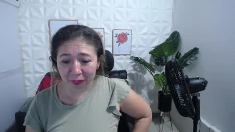 Snapshot of valentina_mature chatting on 02.16.25 Valentina online show from 02.16.25