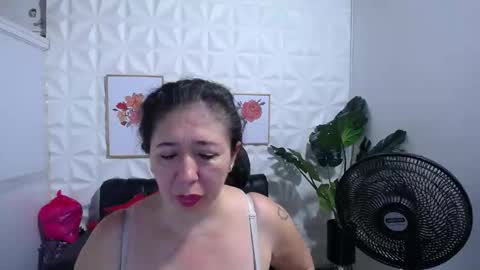 Snapshot of valentina_mature chatting on 02.20.25 Valentina online show from 02.20.25