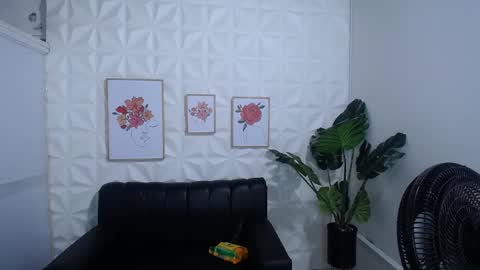 Snapshot of valentina_mature chatting on 02.21.25 Valentina online show from 02.21.25