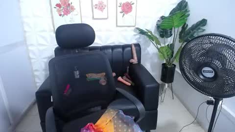 Snapshot of valentina_mature chatting on 02.22.25 Valentina online show from 02.22.25
