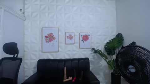 Snapshot of valentina_mature chatting on 02.25.25 Valentina online show from 02.25.25
