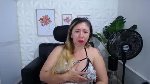 Snapshot of valentina_mature chatting on 02.27.25 Valentina online show from 02.27.25