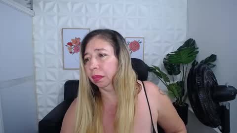 Snapshot of valentina_mature chatting on 03.02.25 Valentina online show from 03.02.25