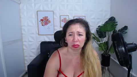 Snapshot of valentina_mature chatting on 03.04.25 Valentina online show from 03.04.25