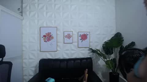 Snapshot of valentina_mature chatting on 03.05.25 Valentina online show from 03.05.25