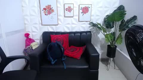 Snapshot of valentina_mature chatting on 03.07.25 Valentina online show from 03.07.25