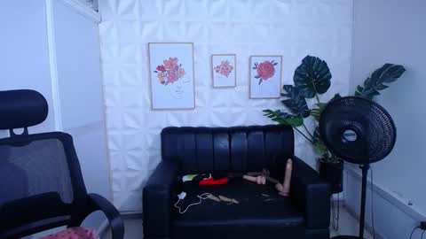 Snapshot of valentina_mature chatting on 09.13.25 Valentina online show from 09.13.25