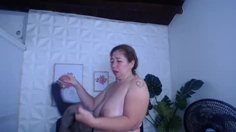 Snapshot of valentina_mature chatting on 09.16.25 Valentina online show from 09.16.25