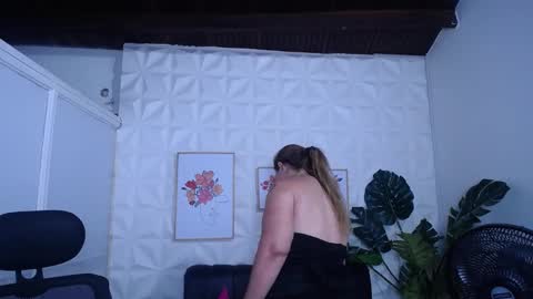 Snapshot of valentina_mature chatting on 09.17.25 Valentina online show from 09.17.25