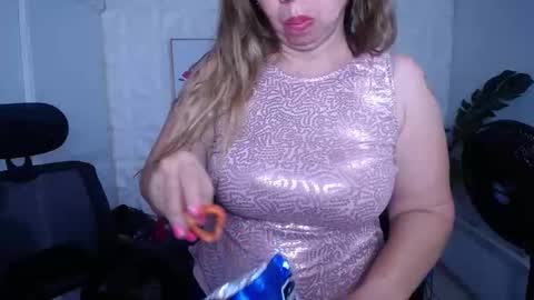 Snapshot of valentina_mature chatting on 09.18.25 Valentina online show from 09.18.25