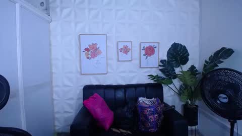 Snapshot of valentina_mature chatting on 09.20.25 Valentina online show from 09.20.25