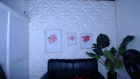 Snapshot of valentina_mature chatting on 09.23.25 Valentina online show from 09.23.25