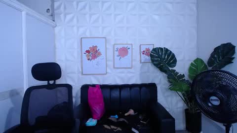 Snapshot of valentina_mature chatting on 09.28.25 Valentina online show from 09.28.25
