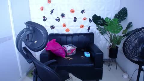 Snapshot of valentina_mature chatting on 10.06.25 Valentina online show from 10.06.25