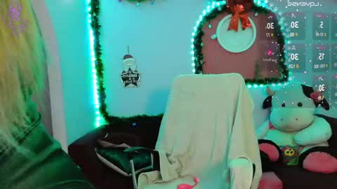 Snapshot of valentinamiller_ chatting on 12.12.24 Valentina 3 online show from 12.12.24