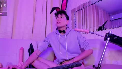 Snapshot of valentinomoreti chatting on 03.10.25 Valentino online show from 03.10.25