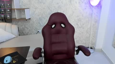 Snapshot of valeriia_moon chatting on 06.05.26 Valeria GomezGMT-5 2200-0600 online show from 06.05.26