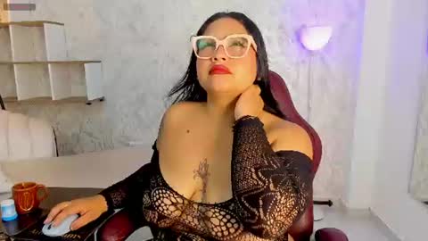 Snapshot of valeriia_moon chatting on 06.24.26 Valeria GomezGMT-5 2200-0600 online show from 06.24.26