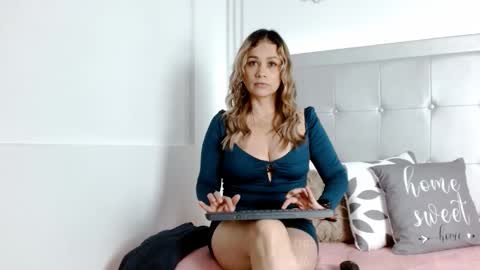 Snapshot of valery_roche chatting on 10.21.25 valery_roche online show from 10.21.25