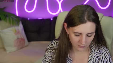 Snapshot of valerymurr chatting on 10.14.25 V A L E R Y M U R online show from 10.14.25