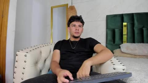 Snapshot of valetino_stonee chatting on 04.25.26 Valentino online show from 04.25.26