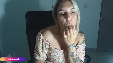 Snapshot of valkyriarose chatting on 03.12.25 Isis online show from 03.12.25