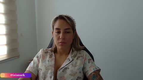 Snapshot of valkyriarose chatting on 10.04.25 Isis online show from 10.04.25