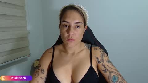 Snapshot of valkyriarose chatting on 10.11.25 Isis online show from 10.11.25