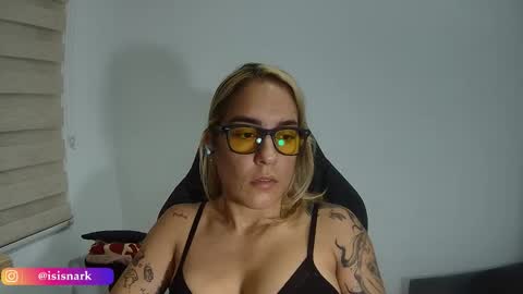 Snapshot of valkyriarose chatting on 11.10.25 Isis online show from 11.10.25