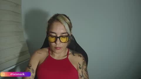 Snapshot of valkyriarose chatting on 11.20.25 Isis online show from 11.20.25